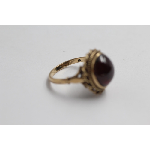 2113 - A 9ct gold garnet cabochon statement ring - approx. gross weight 4.6g