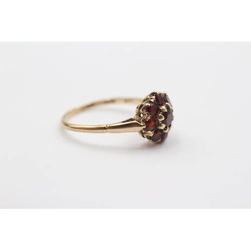 2114 - A 9ct gold garnet cluster ring - approx. gross weight 1.9g