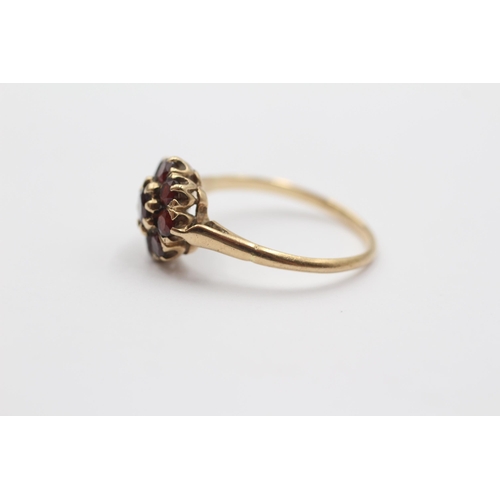 2114 - A 9ct gold garnet cluster ring - approx. gross weight 1.9g