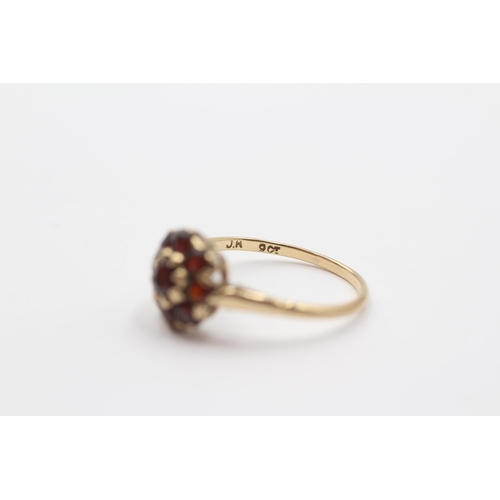 2114 - A 9ct gold garnet cluster ring - approx. gross weight 1.9g