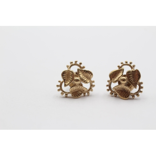 2119 - A pair of 9ct gold floral stud earrings - approx. gross weight 1.5g