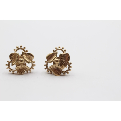 2119 - A pair of 9ct gold floral stud earrings - approx. gross weight 1.5g