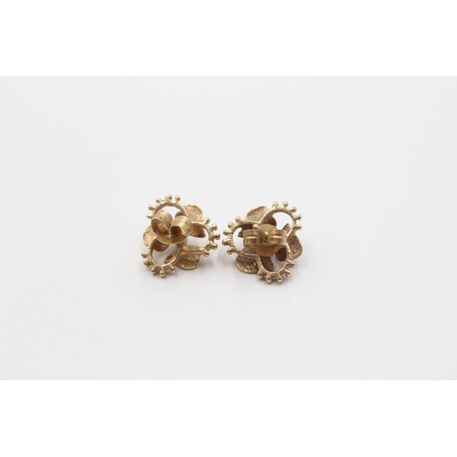 2119 - A pair of 9ct gold floral stud earrings - approx. gross weight 1.5g