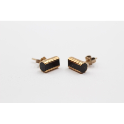 2128 - A pair of 9ct gold onyx stud earrings - approx. gross weight 1.7g