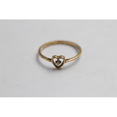 2131 - A 9ct gold diamond solitaire heart ring - approx. gross weight 1.3g