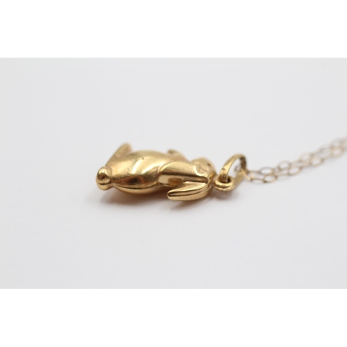 2141 - A 9ct gold rabbit pendant necklace - approx. gross weight 1g