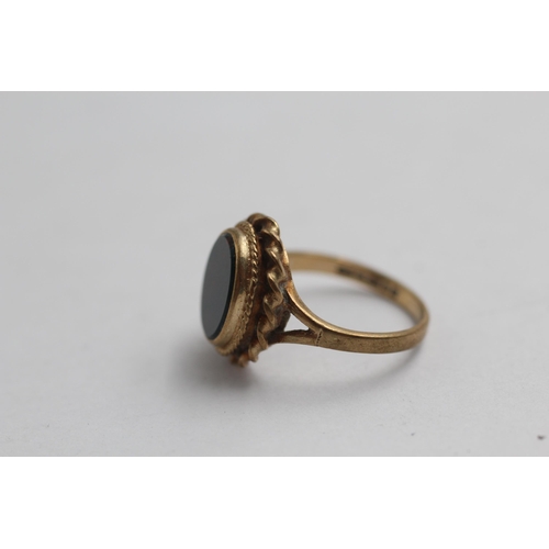 2147 - A 9ct gold bloodstone signet ring - approx. gross weight 2.6g