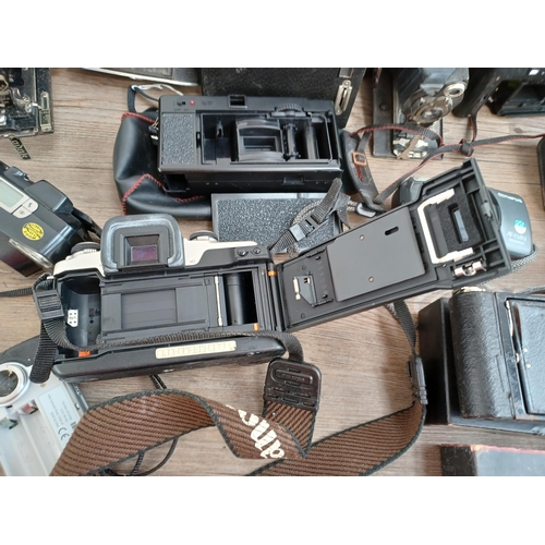 509 - A collection of cameras for spares or repair