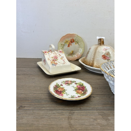 270 - A collection of ceramics to include two Royal Albert Old Country Roses circular trinket dishes, Jame... 