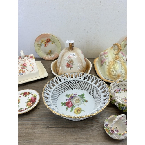 270 - A collection of ceramics to include two Royal Albert Old Country Roses circular trinket dishes, Jame... 