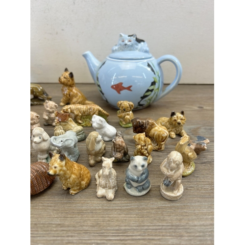 279 - A collection of Wade pottery to include Feline Collection Whimsical teapots, Whimsies etc.