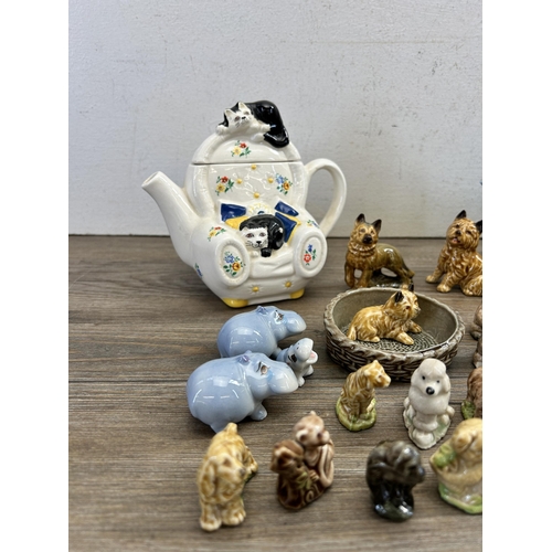 279 - A collection of Wade pottery to include Feline Collection Whimsical teapots, Whimsies etc.