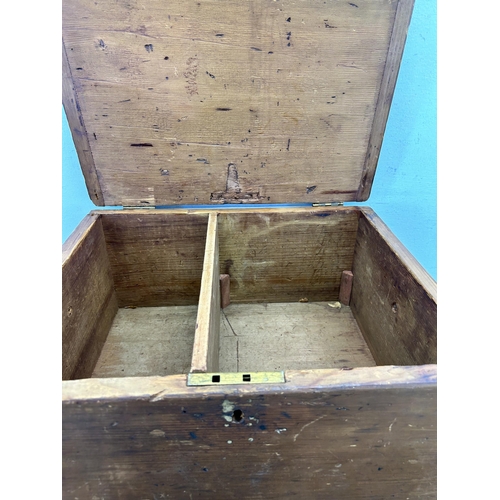 402 - A late 19th/early 20th century pine storage box with two internal sections - approx. 23cm high x 45c... 