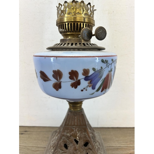 407 - A late 19th/early 20th century National Works cast iron and hand painted glass oil lamp with clear g... 