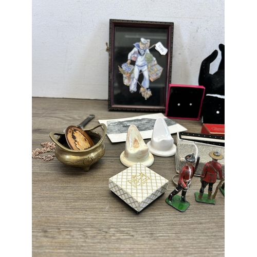 437 - A collection of items to include vintage jewellery boxes, Chinese brass twin handled bowl, fountain ... 