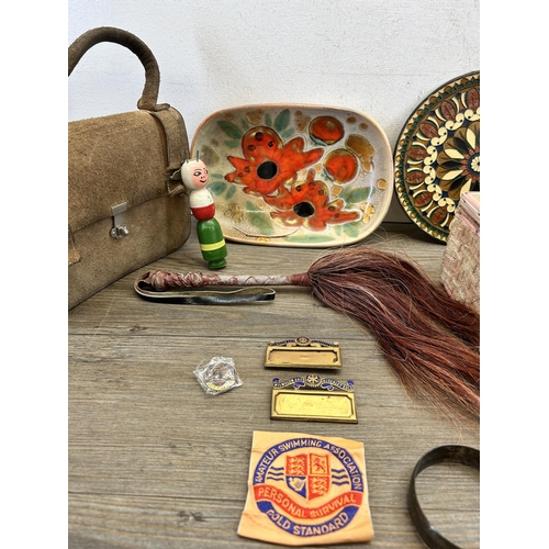 464 - A collection of items to include enamelled brass charger, Greek hand painted terracotta charger, mid... 