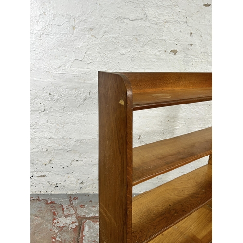 100 - A mid 20th century oak four tier bookcase