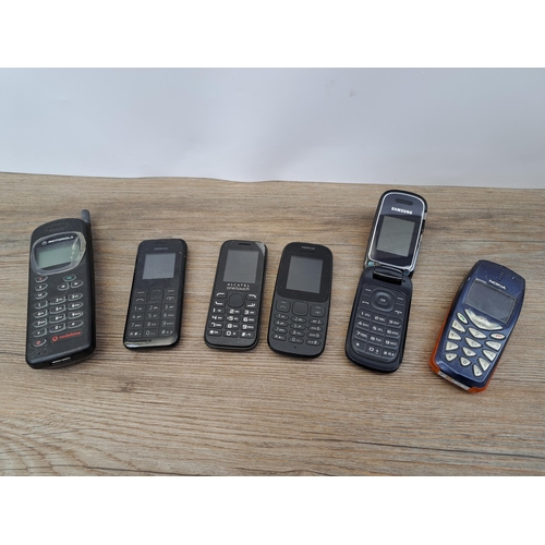 610 - A collection of vintage mobile phones to include Nokia, Samsung, Motorola etc.