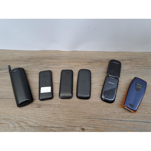 610 - A collection of vintage mobile phones to include Nokia, Samsung, Motorola etc.