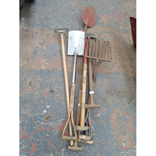 809 - A collection of garden tools to include Kent & Stowe spade, peat spade, pitch forks etc.