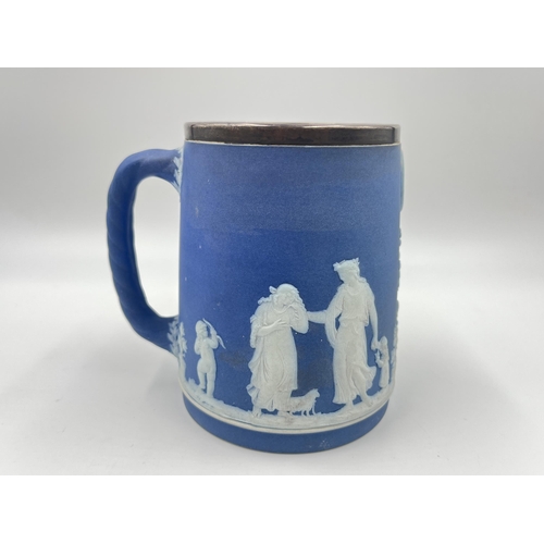 252 - A Wedgwood blue Jasperware tankard with Elkington & Co Ltd hallmarked sterling silver rim - approx. ... 