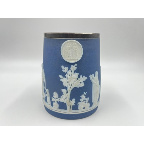 252 - A Wedgwood blue Jasperware tankard with Elkington & Co Ltd hallmarked sterling silver rim - approx. ... 