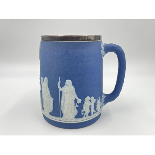 252 - A Wedgwood blue Jasperware tankard with Elkington & Co Ltd hallmarked sterling silver rim - approx. ... 