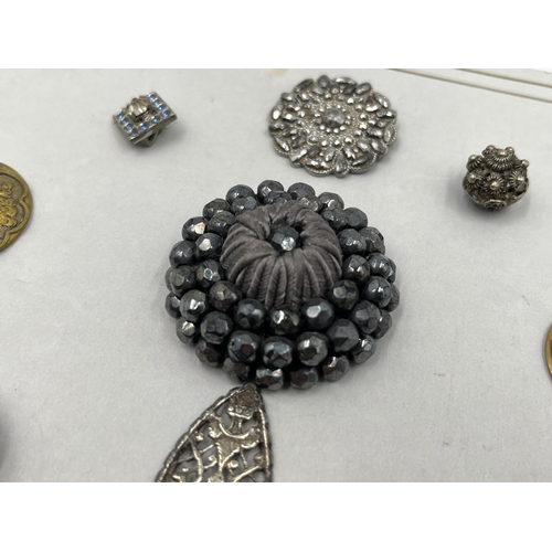 2152 - Nine vintage buttons to include silver etc.