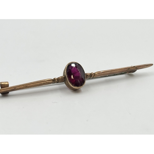 2157 - A 9ct gold garnet pin brooch with base metal pin - approx. gross weight 4.16g