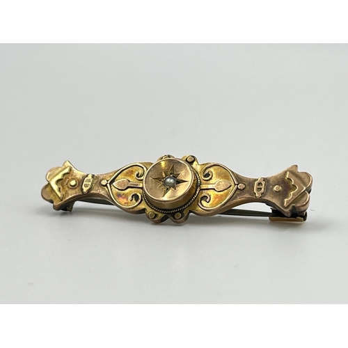 2174 - A Victorian hallmarked Birmingham 9ct gold seed pearl pin brooch with base metal pin - approx. gross... 