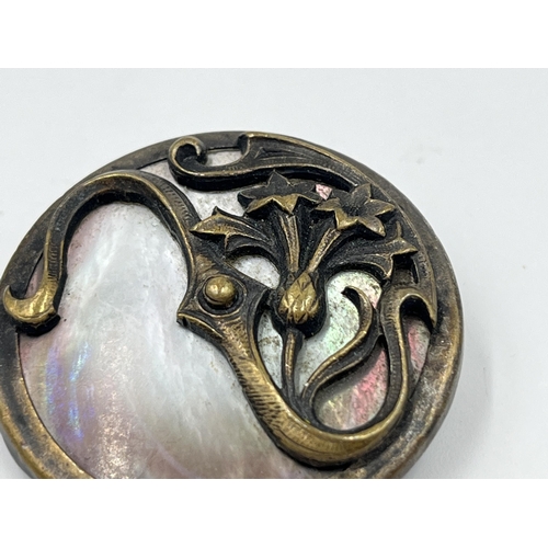 2178 - An Art Nouveau gilt metal and mother of pearl floral brooch