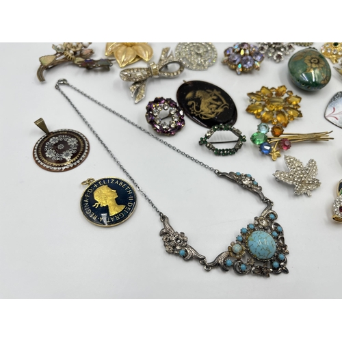 2185 - A collection of vintage brooches