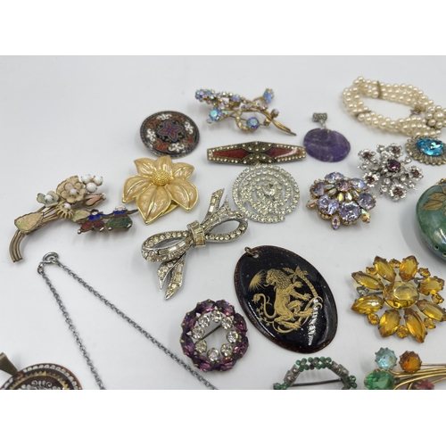 2185 - A collection of vintage brooches