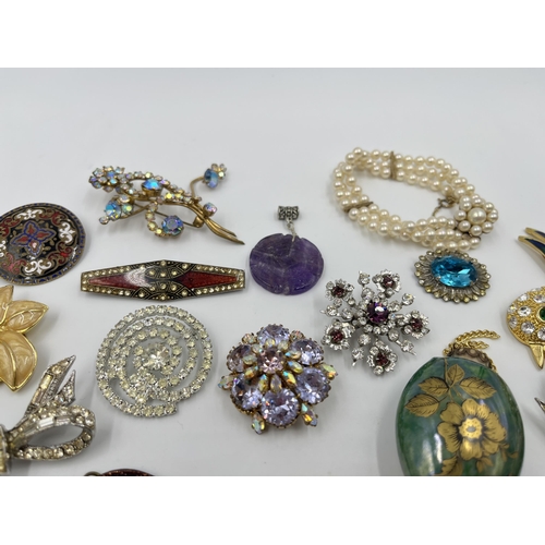 2185 - A collection of vintage brooches