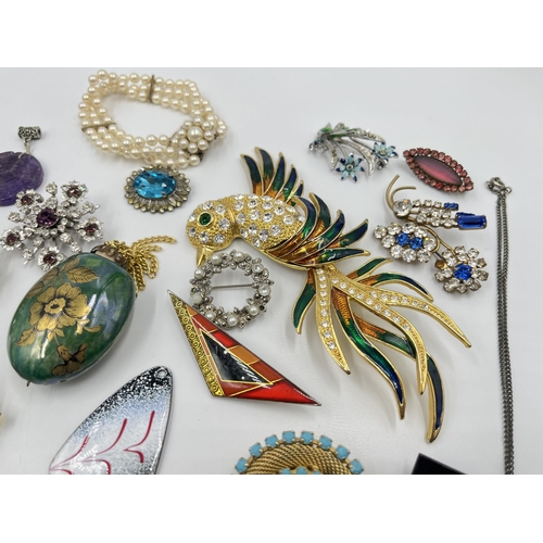 2185 - A collection of vintage brooches