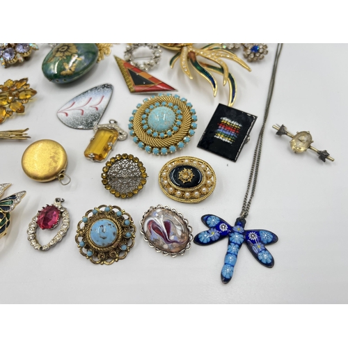 2185 - A collection of vintage brooches