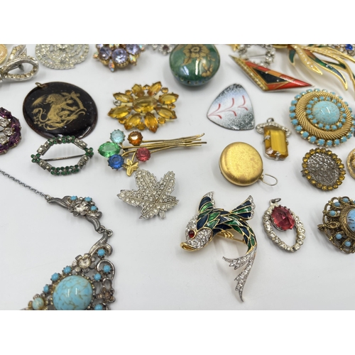 2185 - A collection of vintage brooches