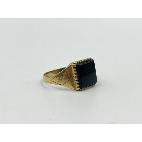 2186 - A hallmarked Birmingham 9ct gold black onyx signet ring, size T½ - approx. gross weight 2.5g