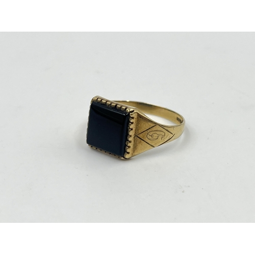 2186 - A hallmarked Birmingham 9ct gold black onyx signet ring, size T½ - approx. gross weight 2.5g