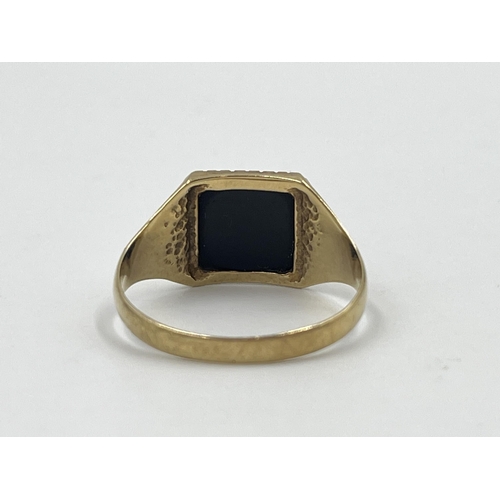 2186 - A hallmarked Birmingham 9ct gold black onyx signet ring, size T½ - approx. gross weight 2.5g