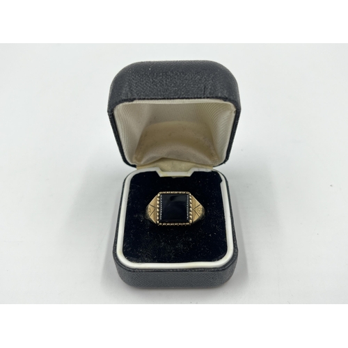 2186 - A hallmarked Birmingham 9ct gold black onyx signet ring, size T½ - approx. gross weight 2.5g