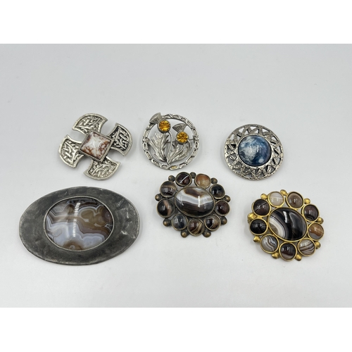 2188 - Six vintage brooches to include banded agate, Scottish etc.