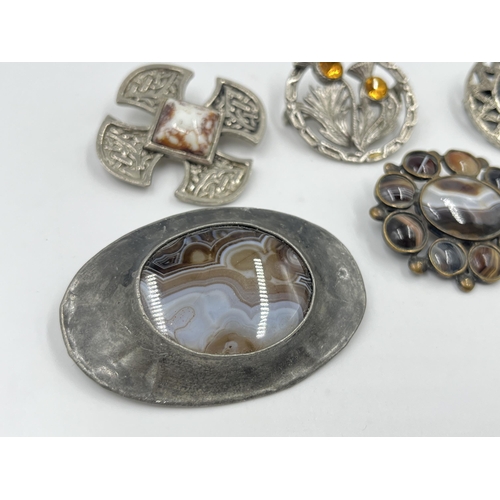 2188 - Six vintage brooches to include banded agate, Scottish etc.