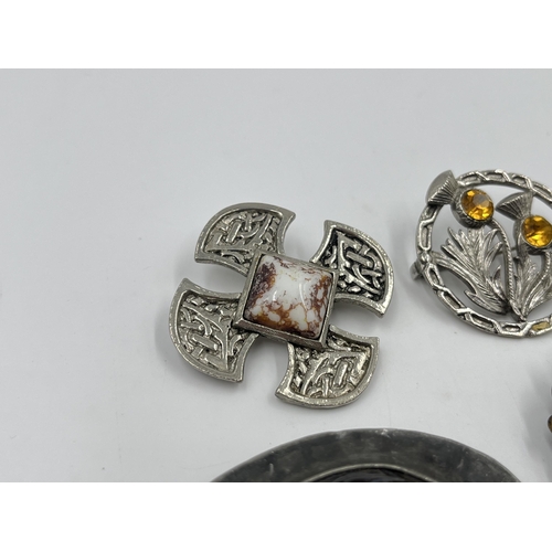 2188 - Six vintage brooches to include banded agate, Scottish etc.