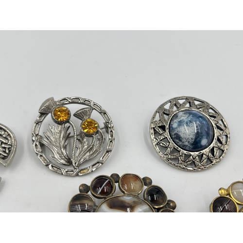 2188 - Six vintage brooches to include banded agate, Scottish etc.