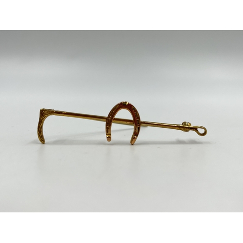 2190 - A hallmarked Birmingham 9ct gold horseshoe pin brooch with base metal pin - approx. gross weigh 4.8g