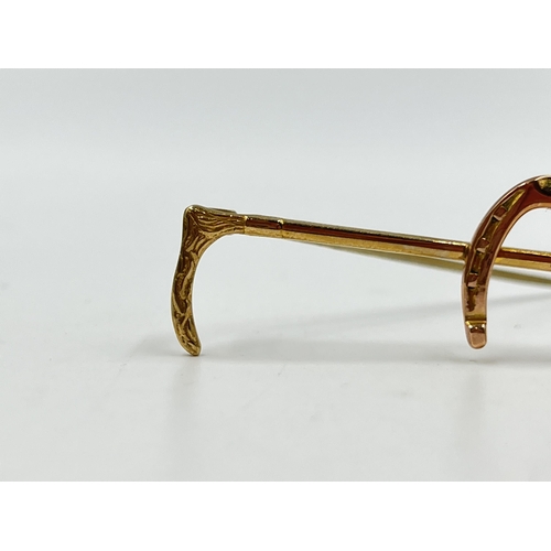 2190 - A hallmarked Birmingham 9ct gold horseshoe pin brooch with base metal pin - approx. gross weigh 4.8g