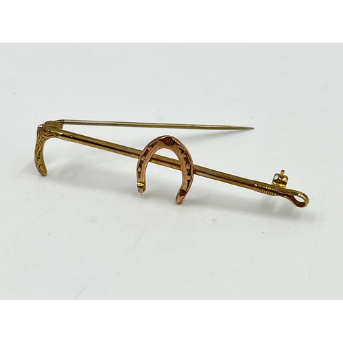 2190 - A hallmarked Birmingham 9ct gold horseshoe pin brooch with base metal pin - approx. gross weigh 4.8g