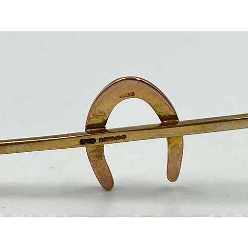 2190 - A hallmarked Birmingham 9ct gold horseshoe pin brooch with base metal pin - approx. gross weigh 4.8g