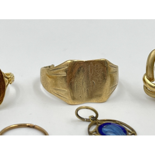 2229 - Five pieces of scrap gold and yellow metal jewellery to include hallmarked 9ct gold signet ring - ap... 